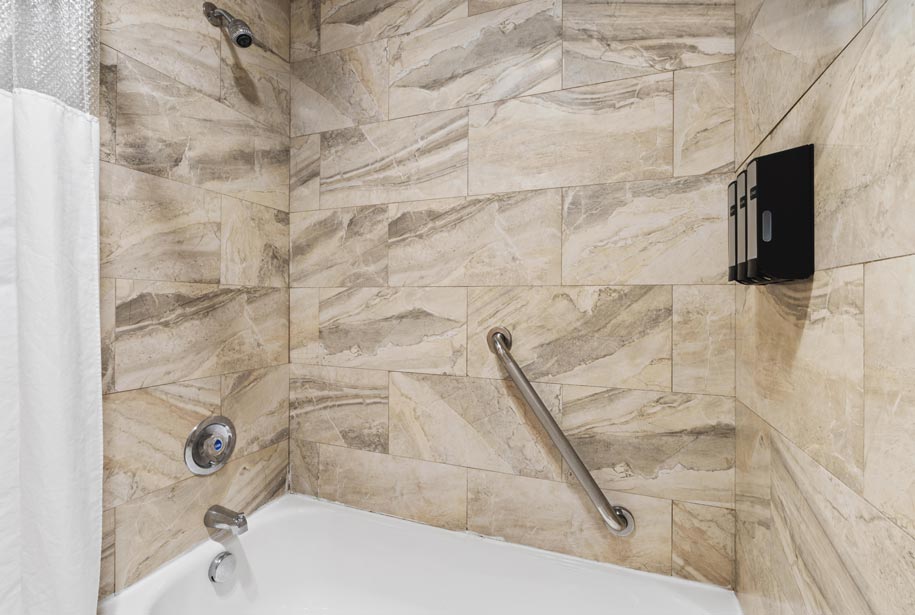 single king guestroom bathroom